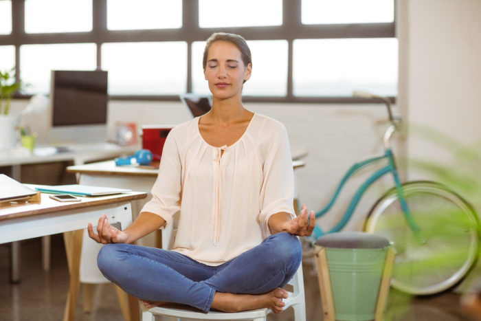 joga predstavlja med sedenjem