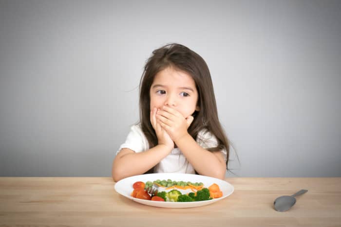 otroci imajo težave s prehranjevanjem, ko so bolni