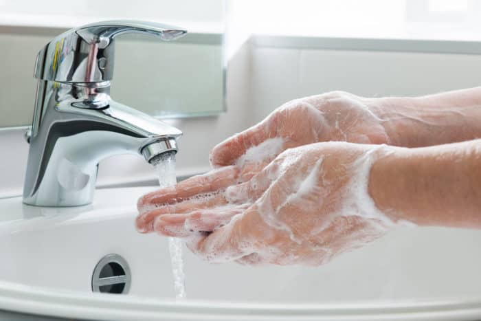 umijte si roke po stranišču