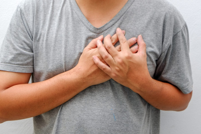 bolečine v prsih pri kašlju