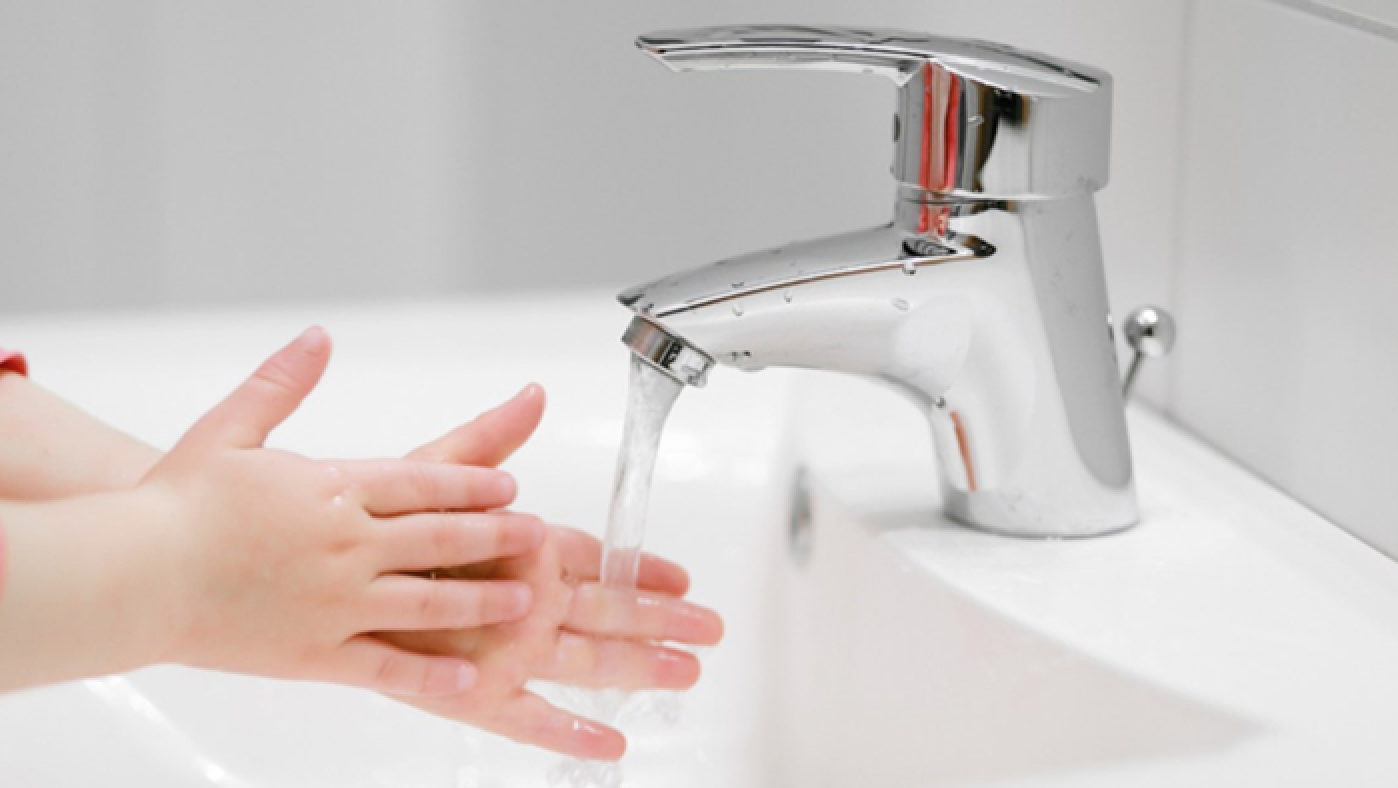 umijte roke s tekočo vodo