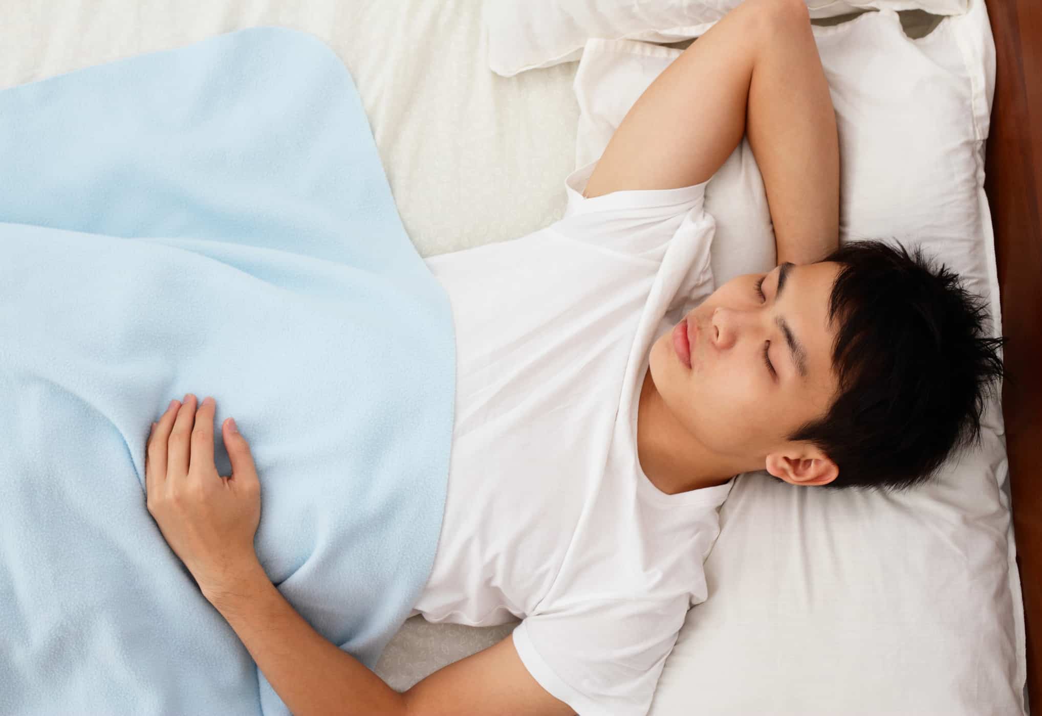 položaj spanja vpliva na prebavo