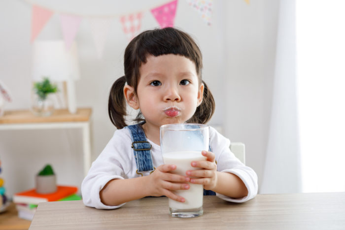 otroci pijejo kravje mleko