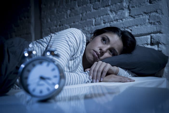 povzroča motnje spanja