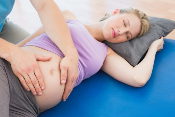 masaža hrbta med nosečnostjo