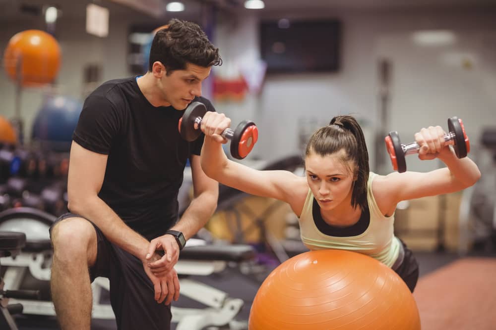 prednosti osebnih trenerjev v telovadnici