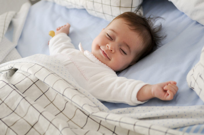 dojenček nasmehne med spanjem