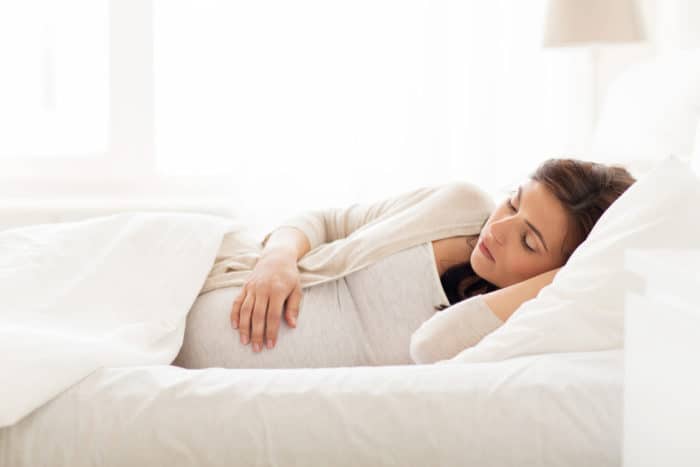 položaj spanja nosečnic