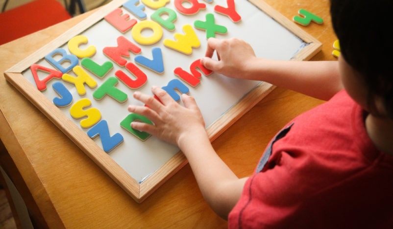 učenje tujih jezikov kot terapija za otroke z avtizmom