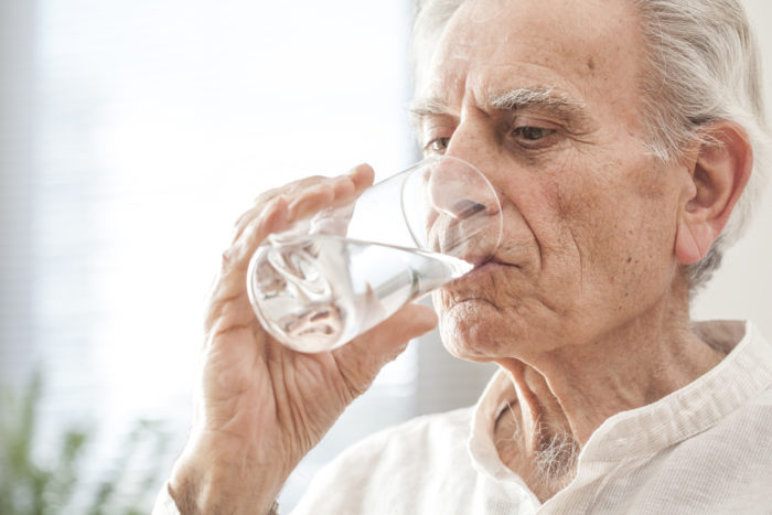 starejši pijejo preveč vode