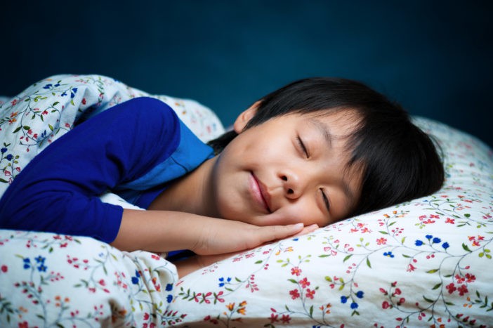 ko otrok spi, se poveča višina